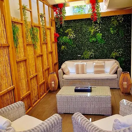 Apartment Oasis Urban Apartment- Brand New, Private Patio & 3 Bedrooms *