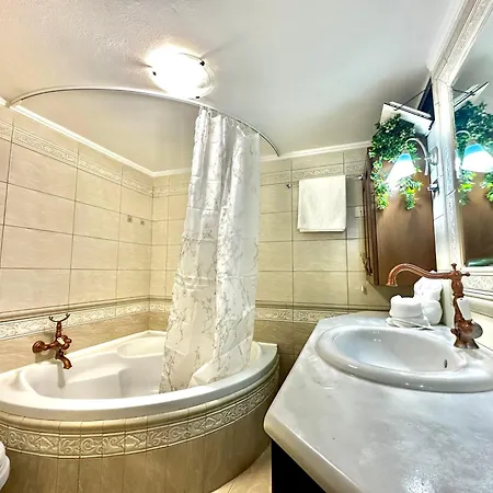 Oasis Urban Apartment- Brand New, Private Patio & 3 Bedrooms