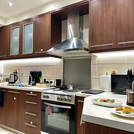 Oasis Urban Apartment- Brand New, Private Patio & 3 Bedrooms Apartment *