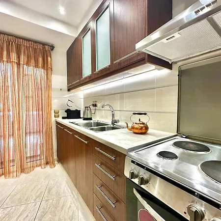 Apartment Oasis Urban Apartment- Brand New, Private Patio & 3 Bedrooms *