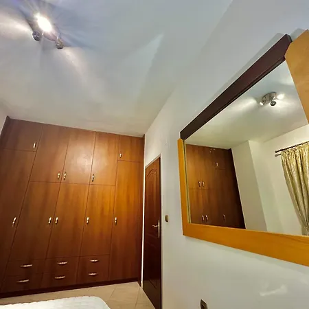 Apartment Oasis Urban Apartment- Brand New, Private Patio & 3 Bedrooms *