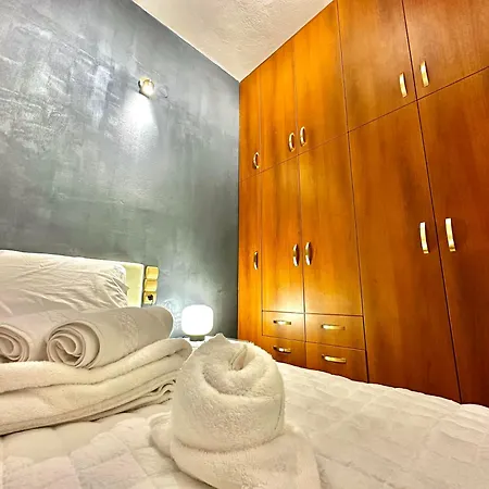Apartment Oasis Urban Apartment- Brand New, Private Patio & 3 Bedrooms *