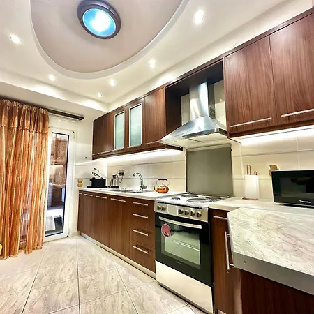 Apartment Oasis Urban Apartment- Brand New, Private Patio & 3 Bedrooms *