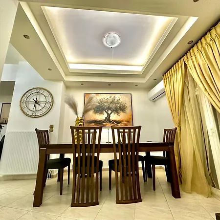 Oasis Urban Apartment- Brand New, Private Patio & 3 Bedrooms *