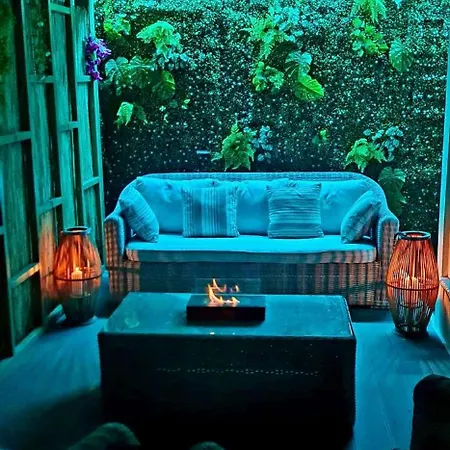Oasis Urban Apartment- Brand New, Private Patio & 3 Bedrooms *