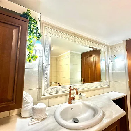 Oasis Urban Apartment- Brand New, Private Patio & 3 Bedrooms *