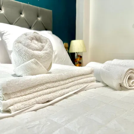 Oasis Urban Apartment- Brand New, Private Patio & 3 Bedrooms *