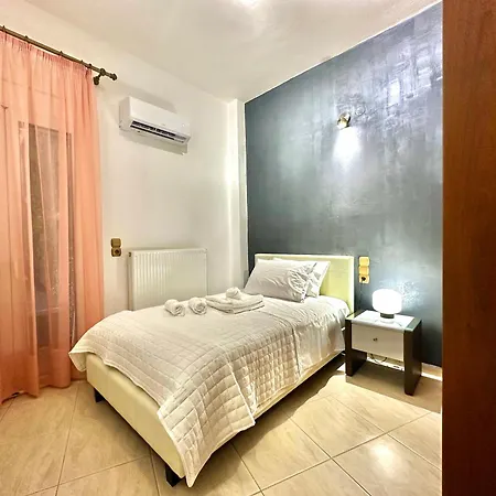 Oasis Urban Apartment- Brand New, Private Patio & 3 Bedrooms 아파트 이라클리온