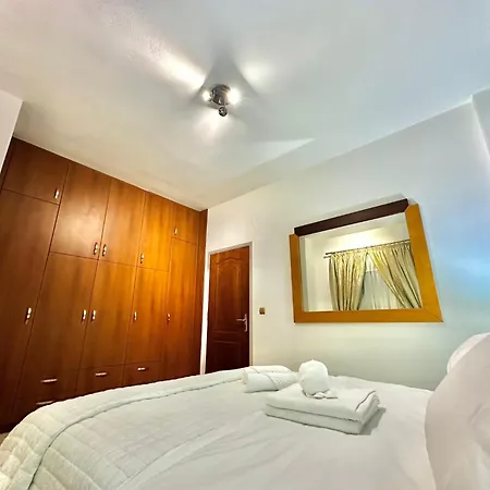 Oasis Urban Apartment- Brand New, Private Patio & 3 Bedrooms 아파트 *